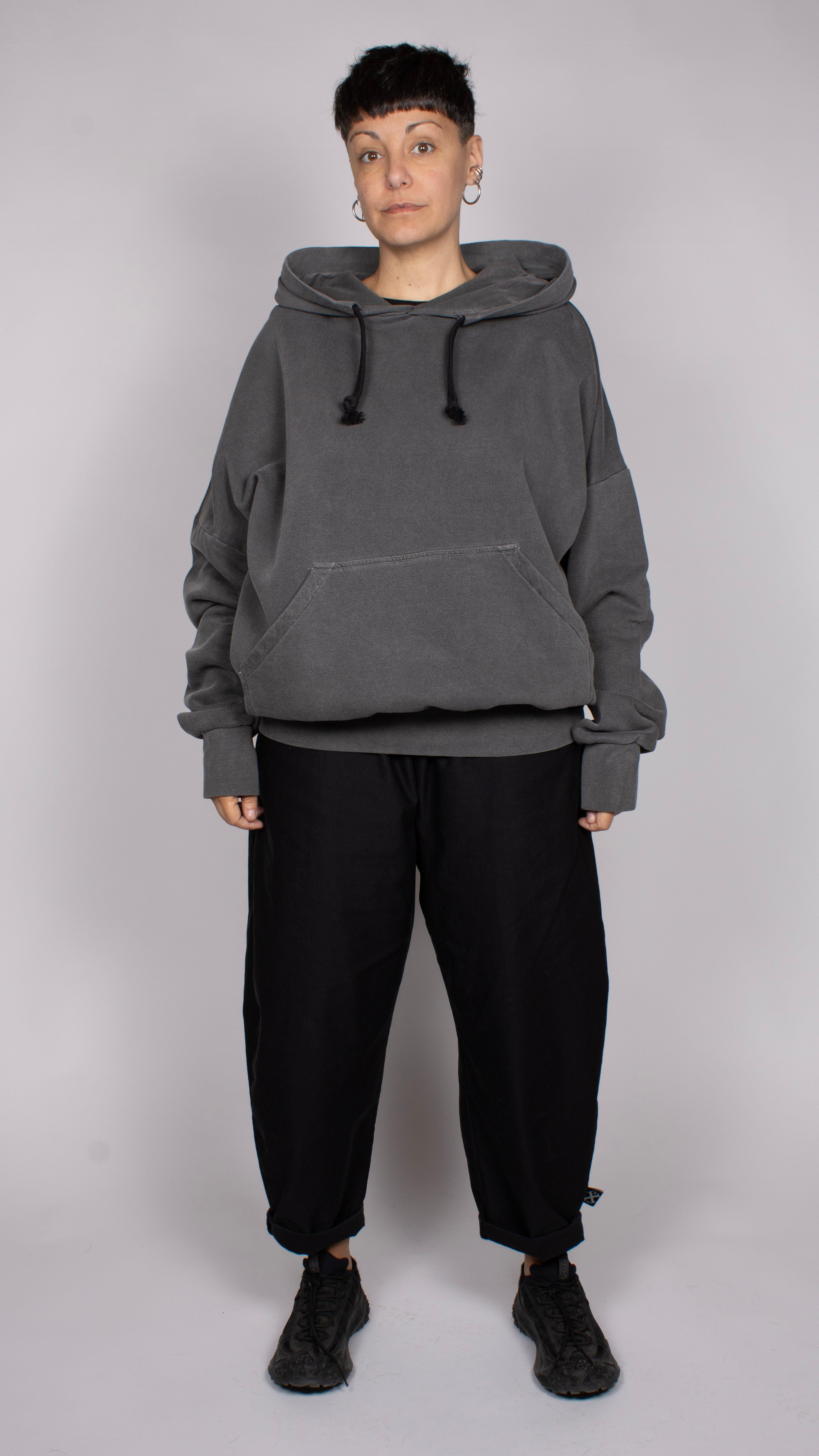 SUDADERA CON CAPUCHA ANTRACITA